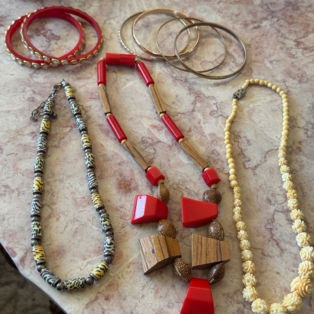 EUC~Vintage Jewelry Bundle~2 Bracelets/3 Various Beaded Style Necklaces